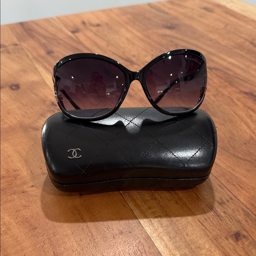 CHANEL Elegant Black Sunglasses